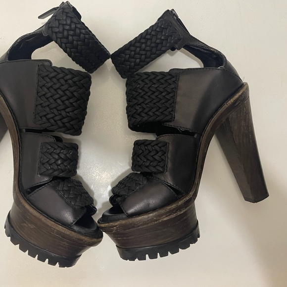 Burberry Platform Heels (SIZE: EUR 38 / US 7 1/2) - Picture 12 of 16